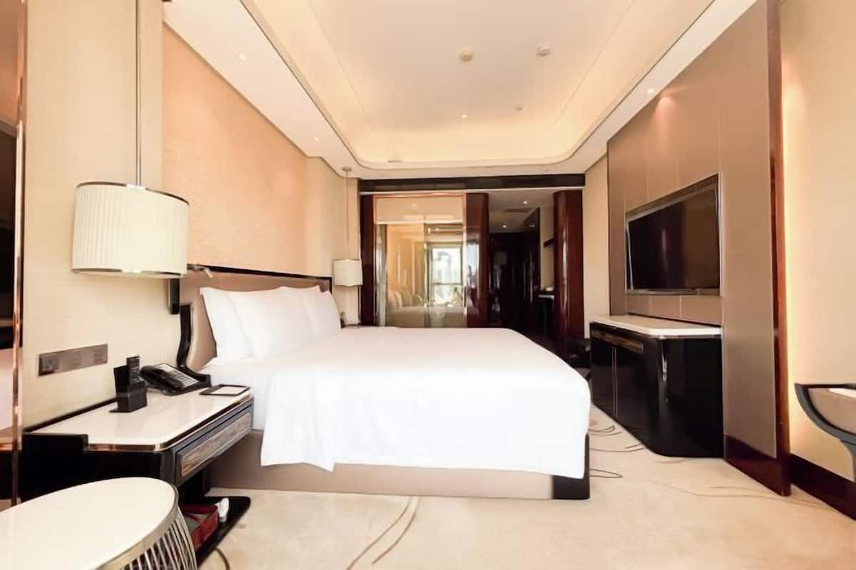 Peralatan tempat tidur premium, bar mini, peti besi dalam bilik, meja