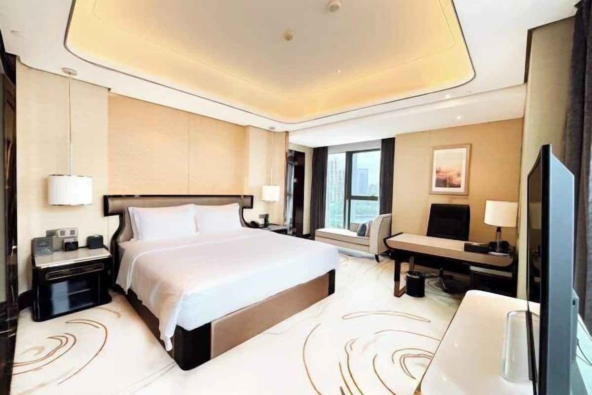 Peralatan tempat tidur premium, bar mini, peti besi dalam bilik, meja