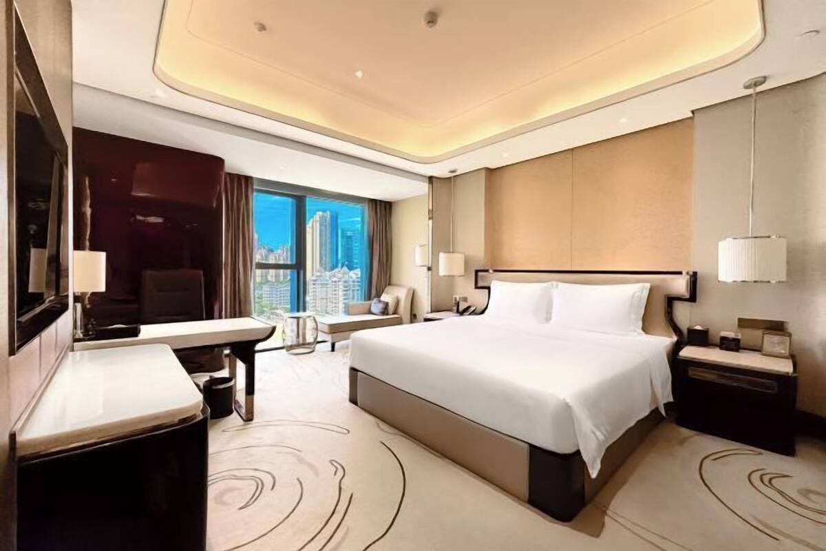 Luxe beddengoed, een minibar, een kluis op de kamer, een bureau