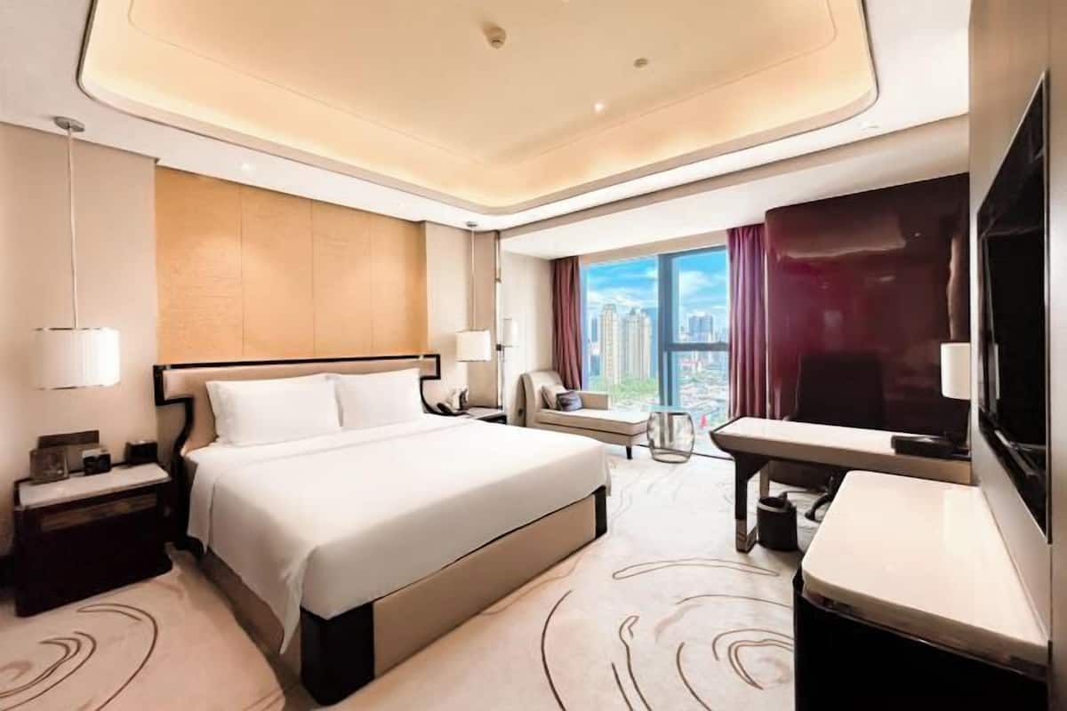 Peralatan tempat tidur premium, bar mini, peti besi dalam bilik, meja
