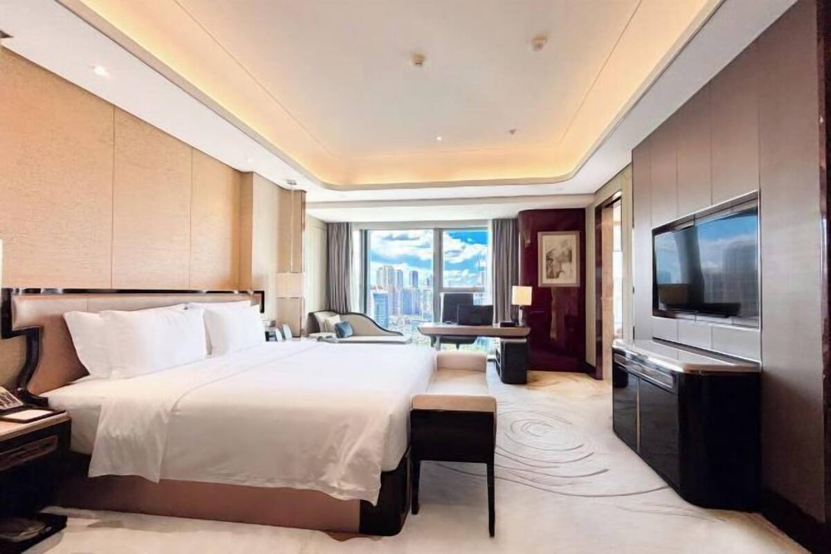 Premium bedding, minibar, in-room safe, desk
