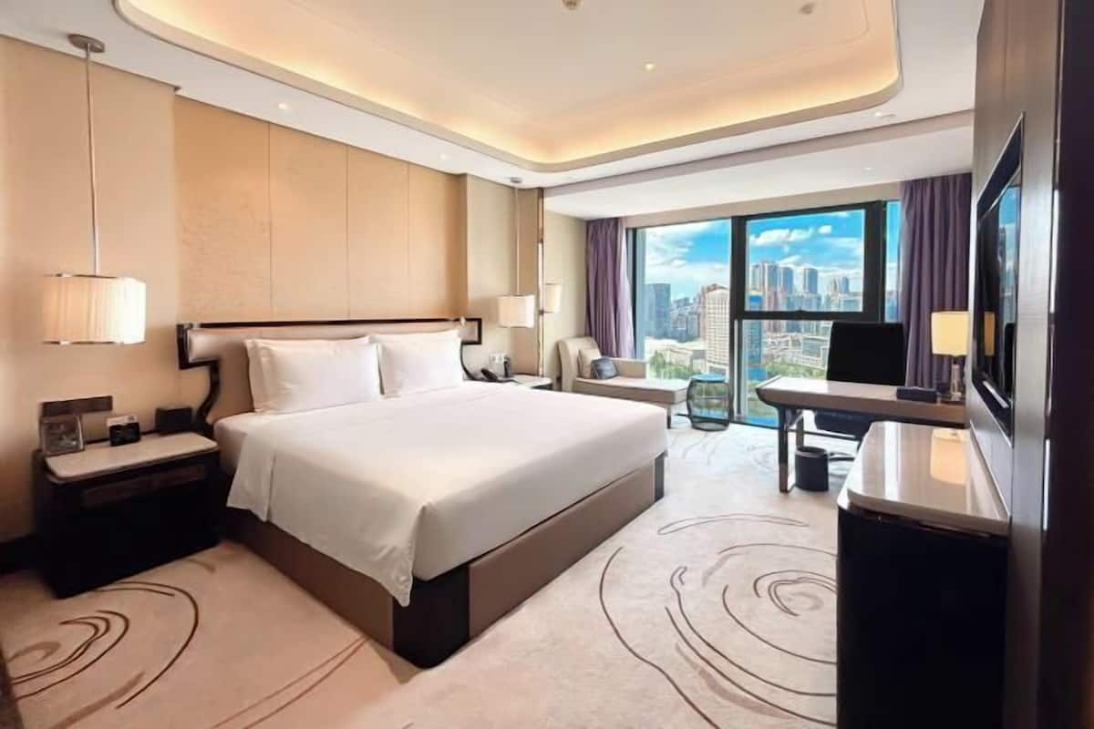 Peralatan tempat tidur premium, bar mini, peti besi dalam bilik, meja