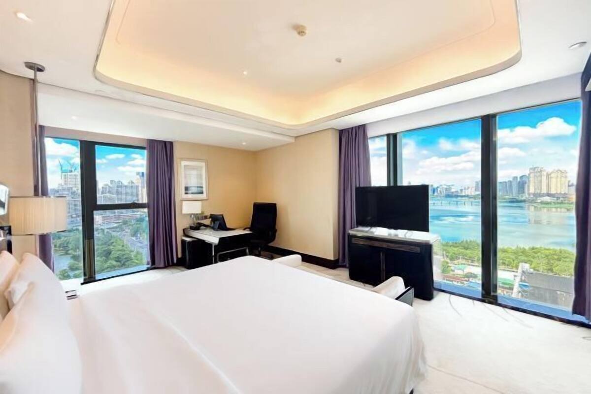 Premium bedding, minibar, in-room safe, desk