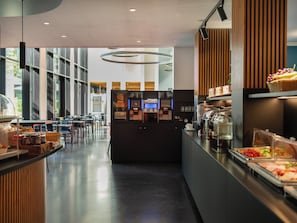 Café da manhã com buffet todos os dias (EUR 20 por pessoa)