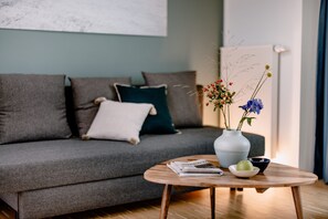 Executive Suite, 1 Queen Bed, Kitchenette, Executive Level | Living area | Flat-screen TV - THE FLAG München M. (Munich)