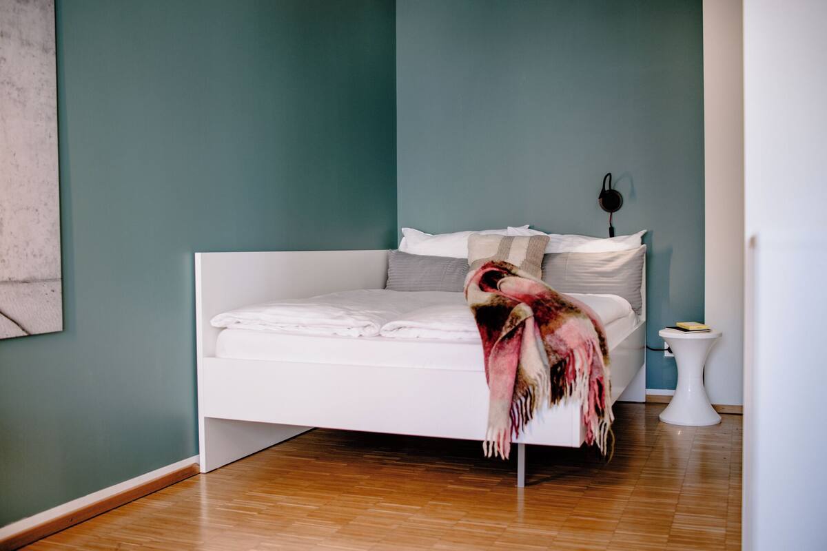 Comfort Studio, 1 Queen Bed, Kitchenette, Courtyard Area | Premium bedding, down comforters, in-room safe, desk