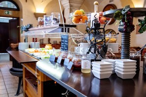Tägliches Frühstücksbuffet (16 EUR pro Person)