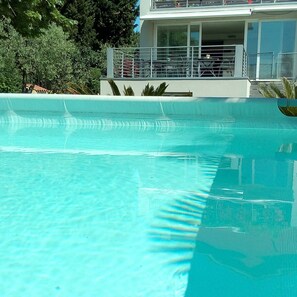 室外游泳池，08:00 至 20:30 开放，池畔遮阳伞，日光浴躺椅