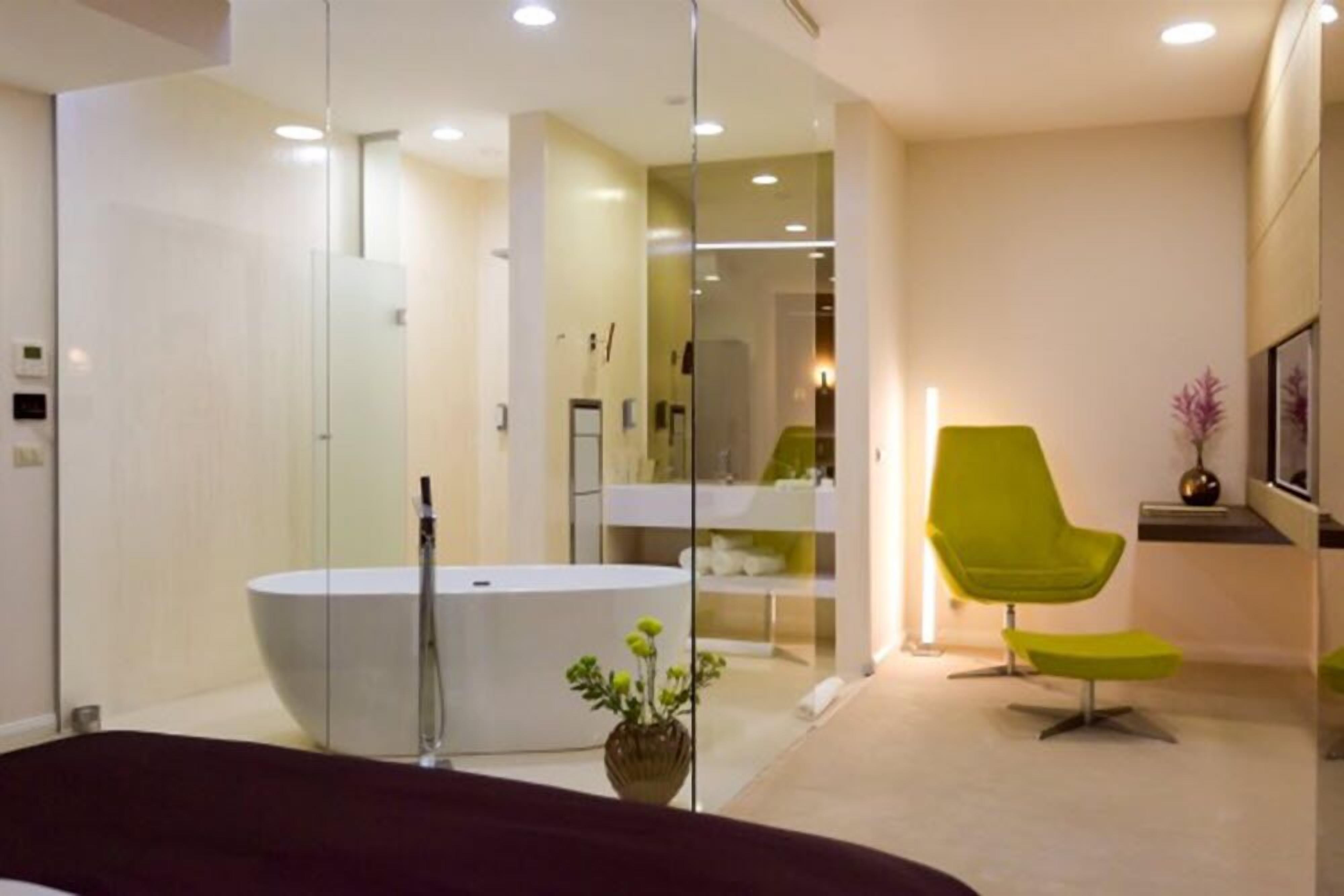 business room | bathroom | free toiletries, hair dryer, bathrobes, slippers