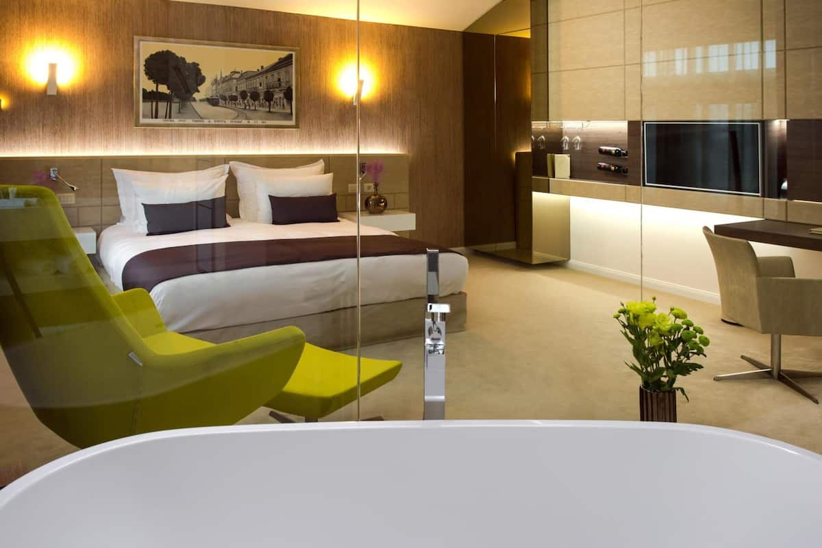 premium bedding, minibar, in-room safe, desk