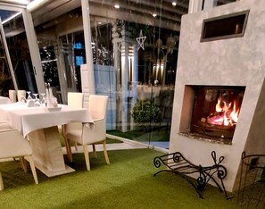 Outdoor dining - Hotel Vila Class (Satu Mare)