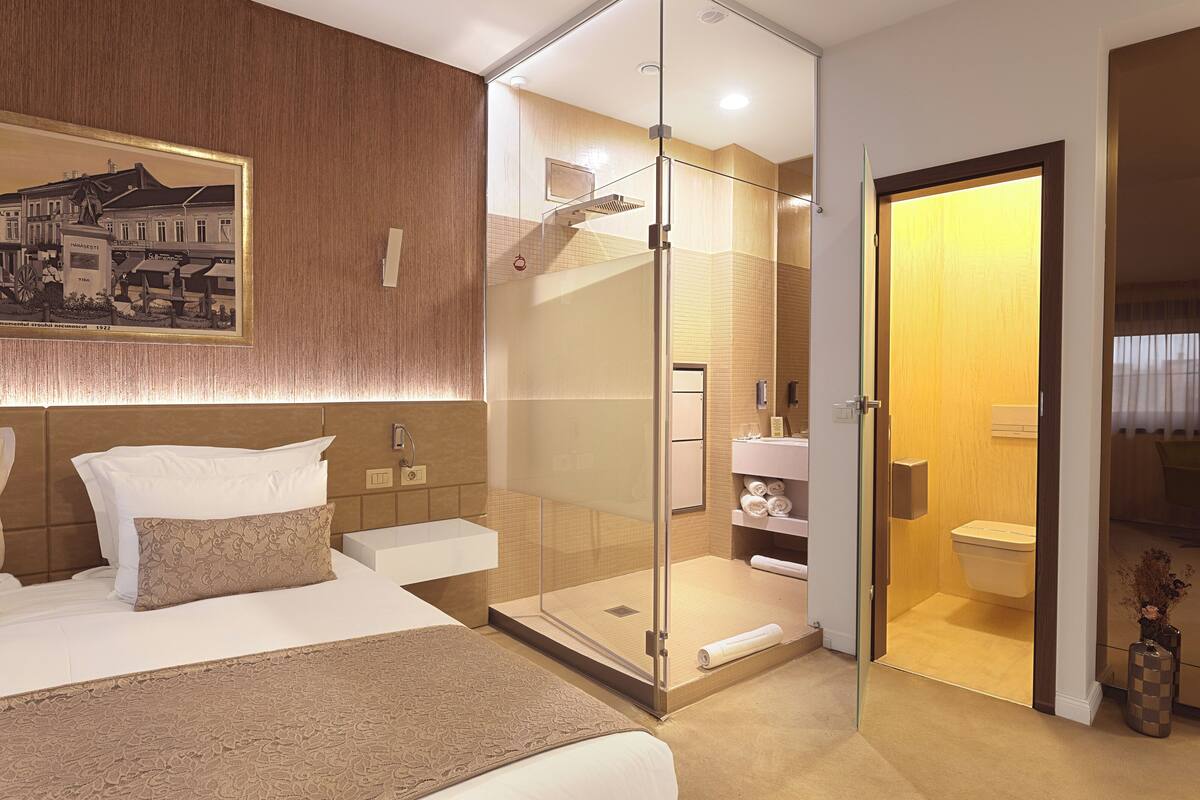 Business Room | Premium bedding, minibar, in-room safe, desk