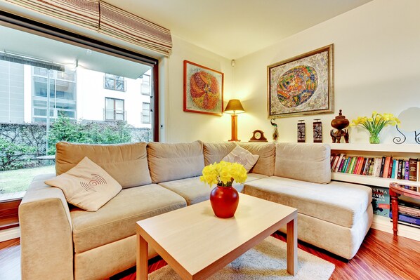 Apartment, 2 Bedrooms, Garden View, Ground Floor | Living room | Flat-screen TV