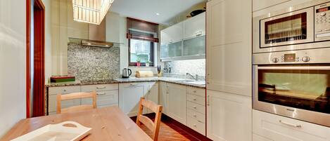 公寓, 2 間臥室, 花園景觀, 地面層 | 私人廚房 | 電冰箱、微波爐、烤箱、爐台