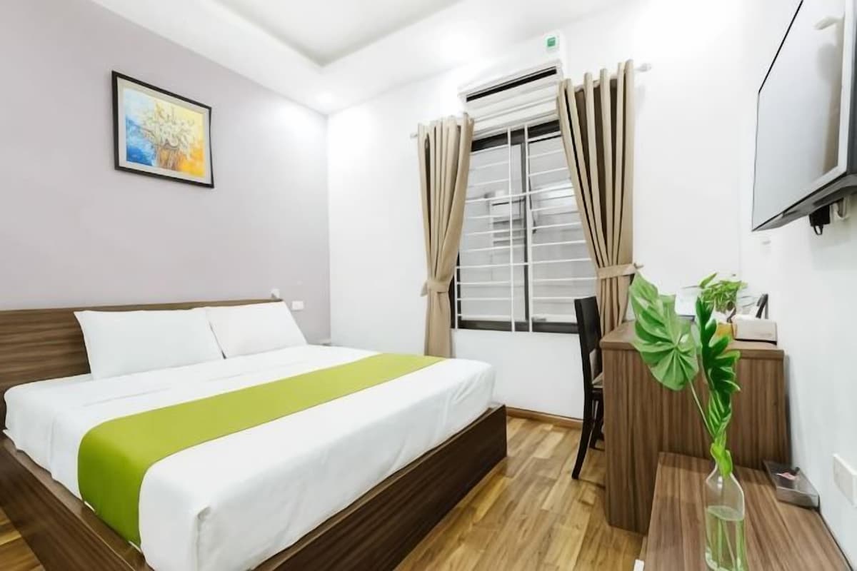 Minibar, desk, laptop workspace, blackout curtains