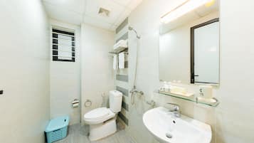 Ducha, artículos de tocador gratuitos, secador de pelo, pantuflas