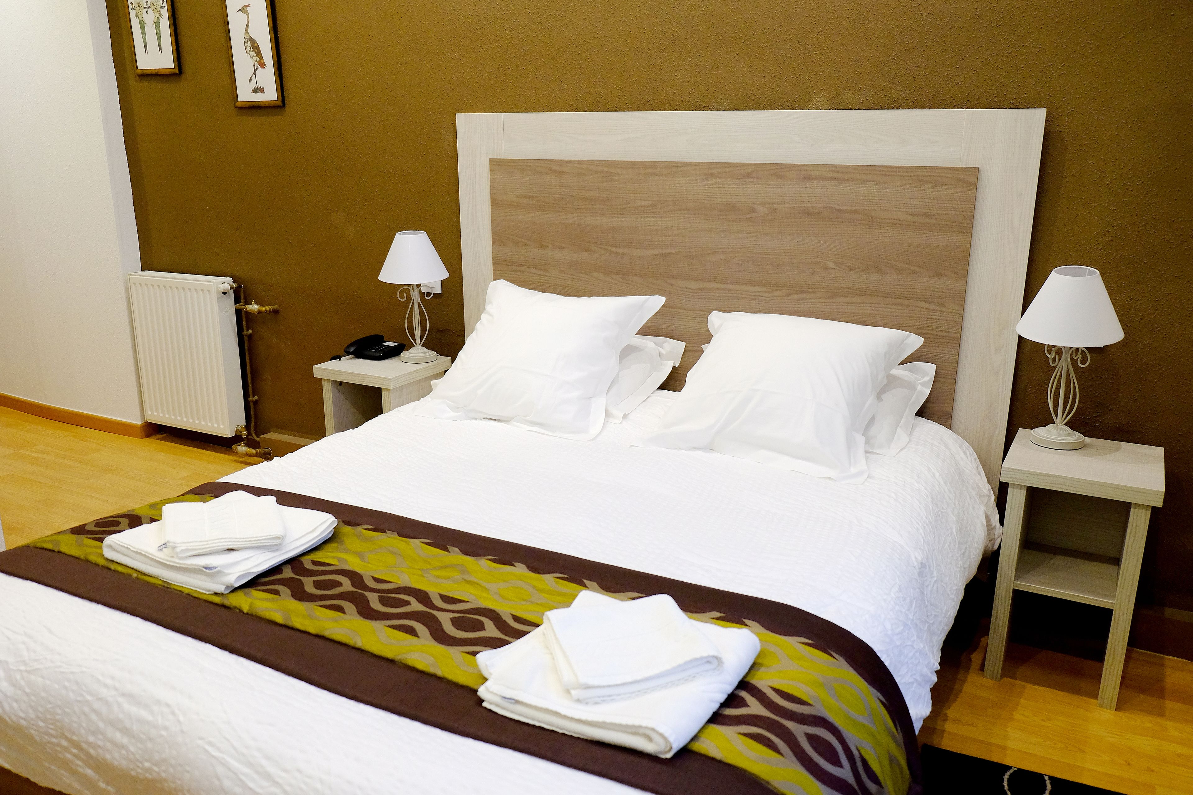 1 bedroom, desk, laptop workspace, soundproofing