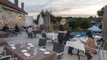 Breakfast, lunch and dinner served