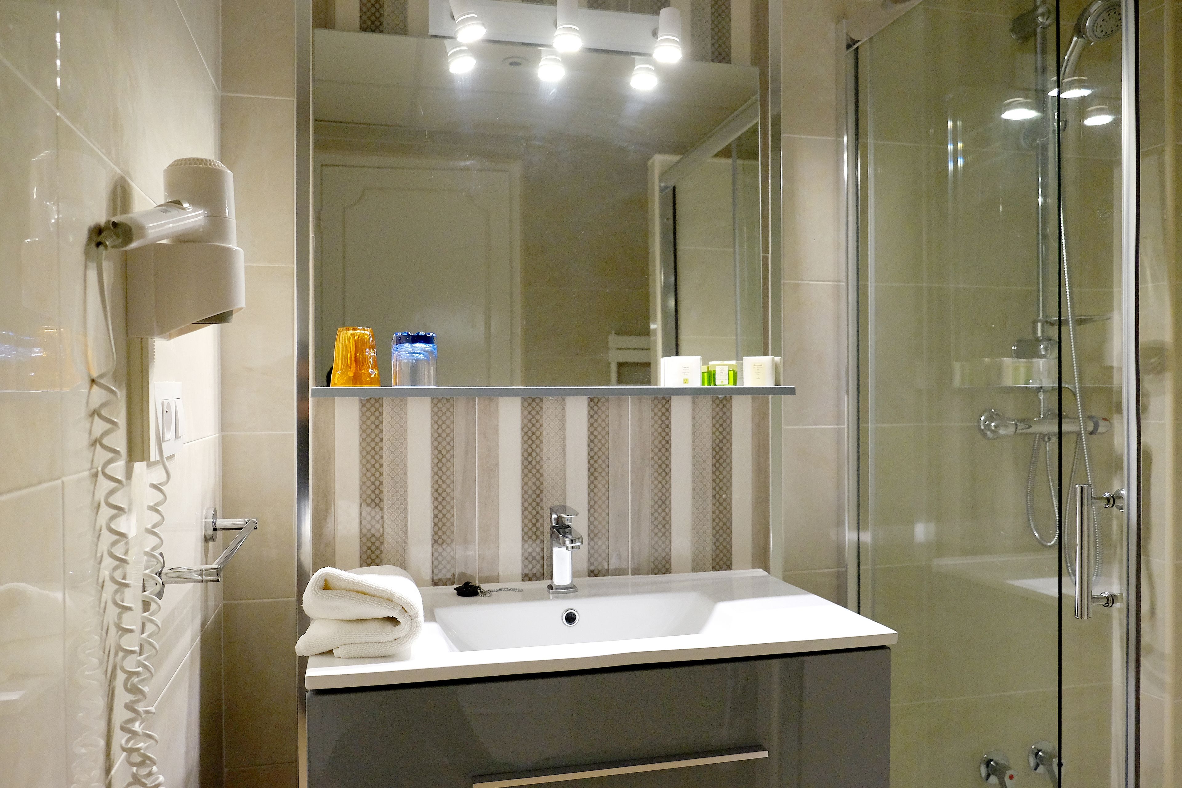 rainfall showerhead, free toiletries, hair dryer, towels