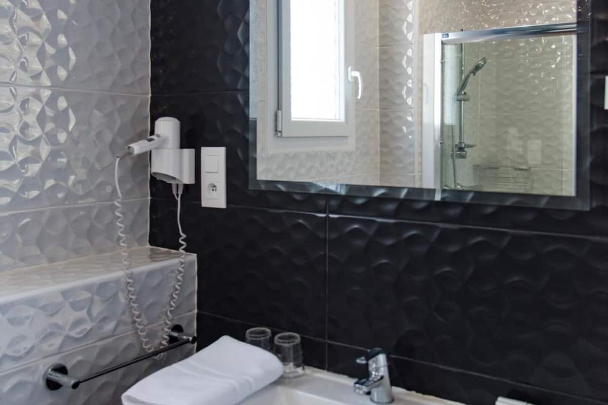 rainfall showerhead, free toiletries, hair dryer, towels