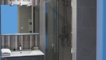 Rainfall showerhead, free toiletries, hair dryer, towels