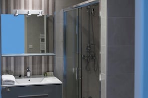 Regadera tipo lluvia, amenidades de baño gratuitas, secadora de cabello