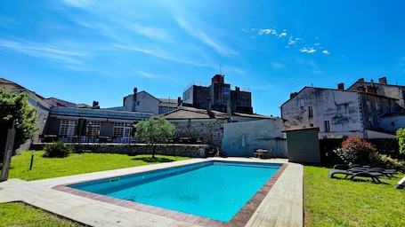 Seasonal outdoor pool, free cabanas, pool umbrellas