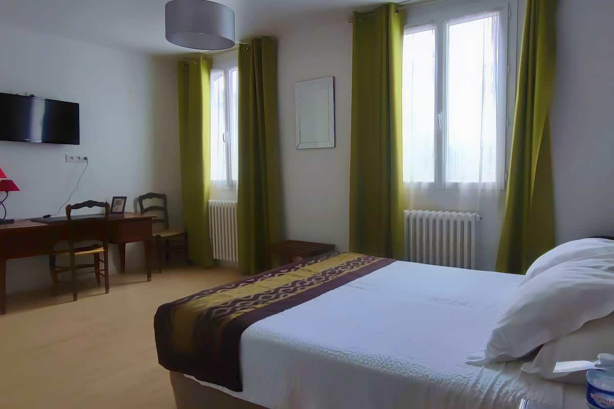 Chambre supérieure double | Bureau, espace de travail pour ordinateurs portables