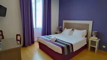 Escritorio y espacio para trabajar con laptop