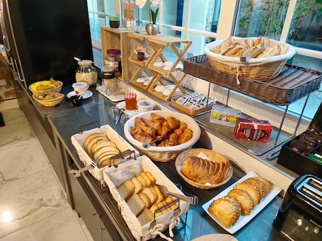 Petit déjeuner continental servi en supplément. Grand Hôtel Pélisson
