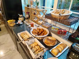 Café da manhã continental mediante uma taxa
