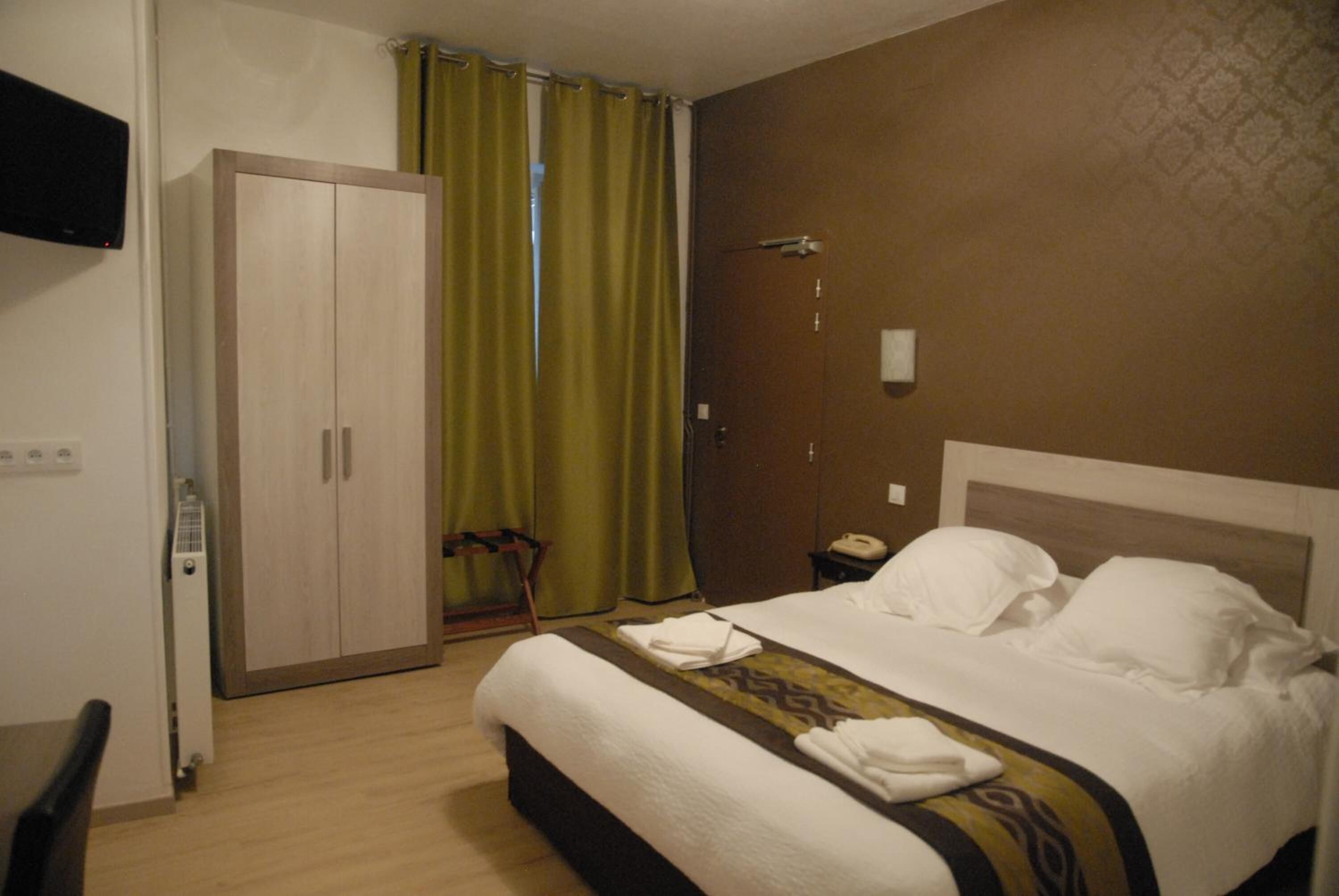 1 bedroom, desk, laptop workspace, soundproofing