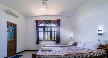 Quarto casal | Escrivaninha, ferros/tábuas de passar roupa