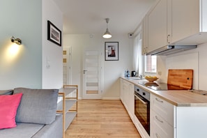 Apartment, 1 Bedroom, Lake View | Private kitchen | Fridge, microwave, oven, stovetop