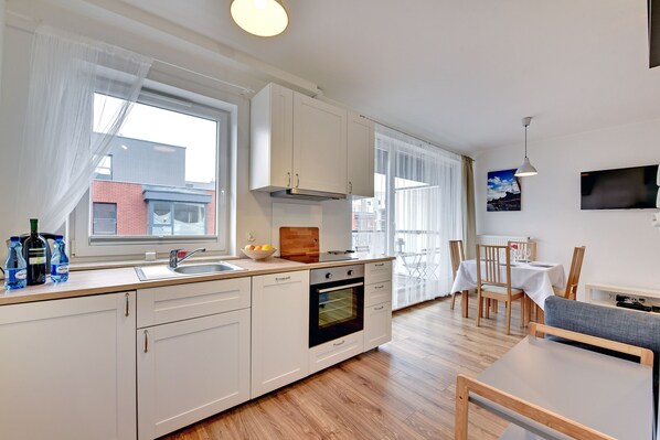 Apartment, 1 Bedroom, Lake View | Private kitchen | Fridge, microwave, oven, stovetop