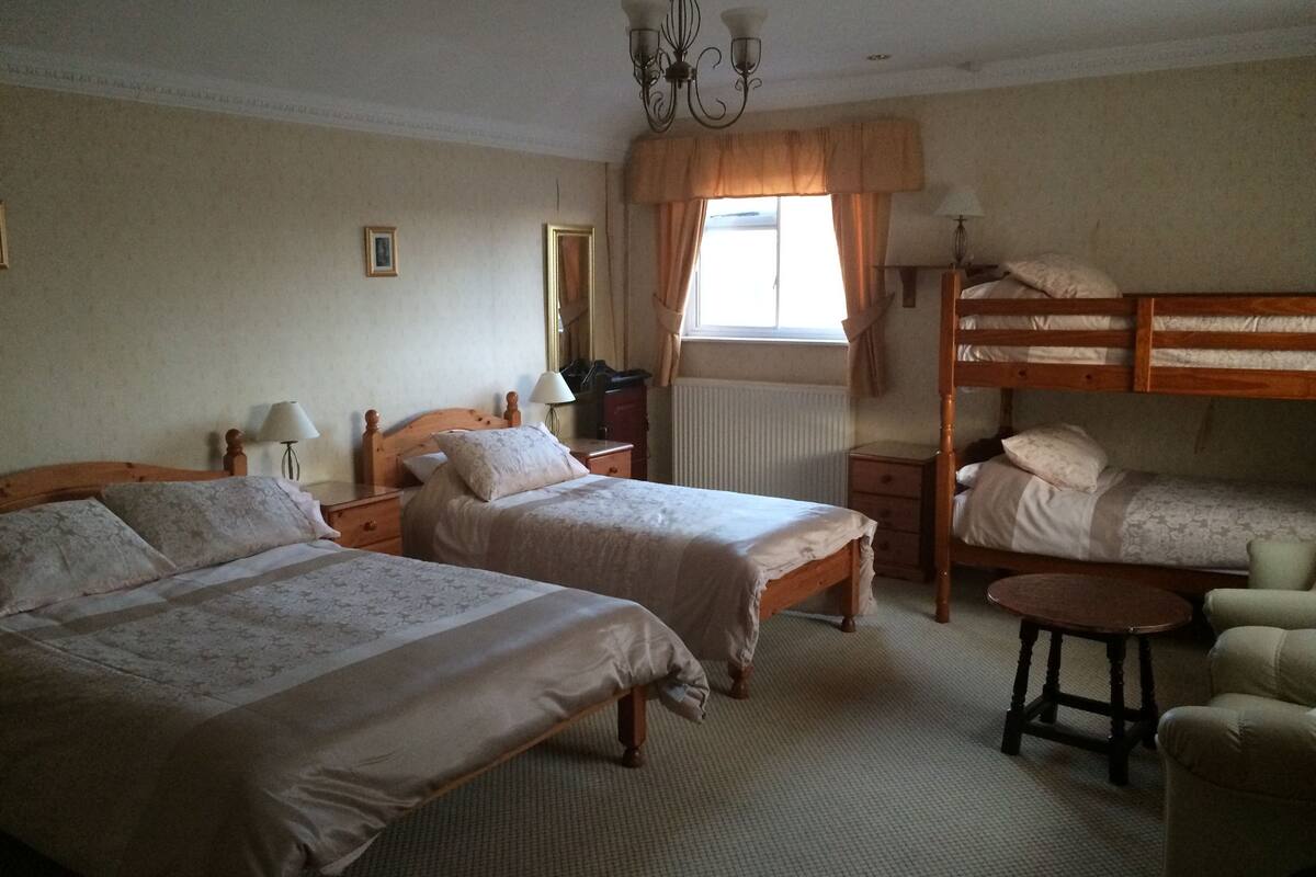 family room | desk, iron/ironing board, free cots/infant beds, free wifi