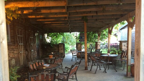 Terrace/patio - Half Moon Hotel and Restaurant (Alford)