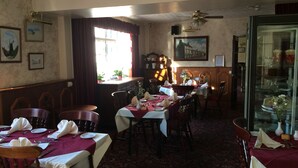 Restaurant - Half Moon Hotel and Restaurant (Alford)
