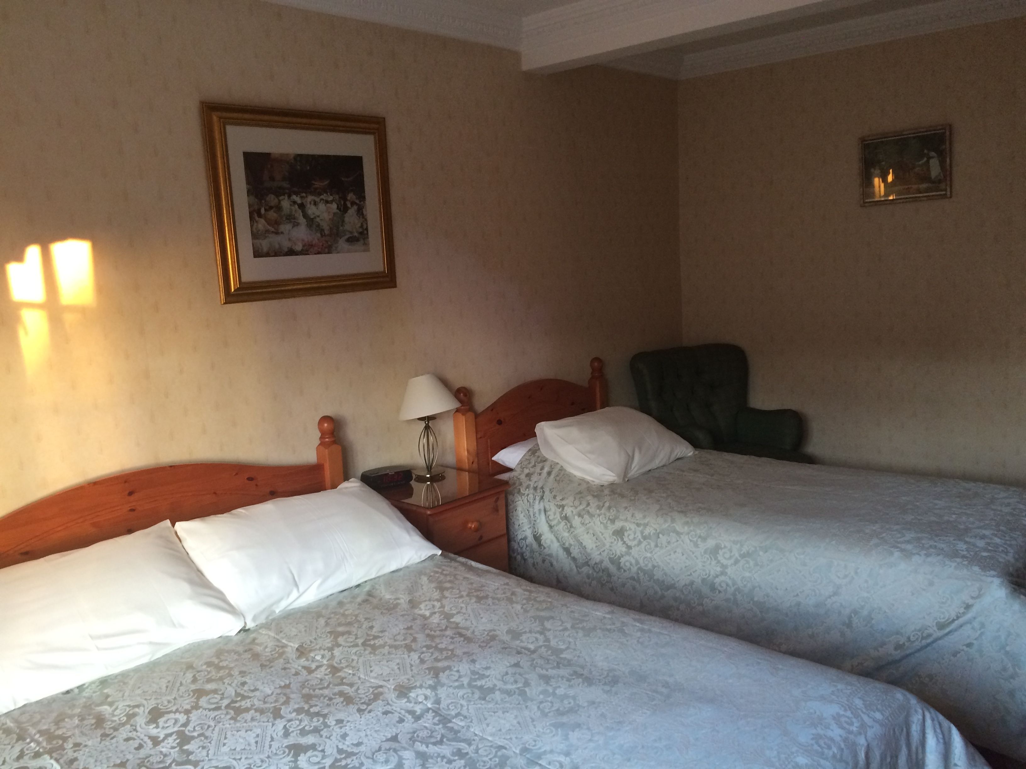 triple room | desk, iron/ironing board, free cots/infant beds, free wifi