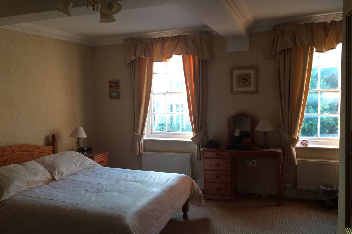 double room | desk, iron/ironing board, free cots/infant beds, free wifi