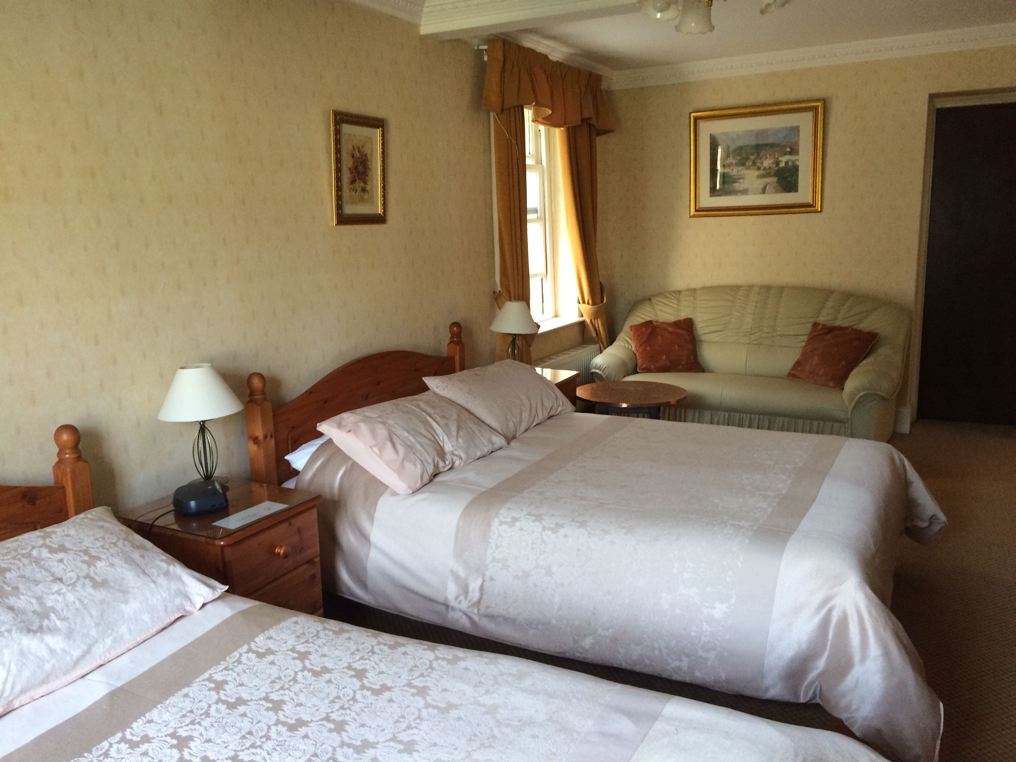 triple room | desk, iron/ironing board, free cots/infant beds, free wifi