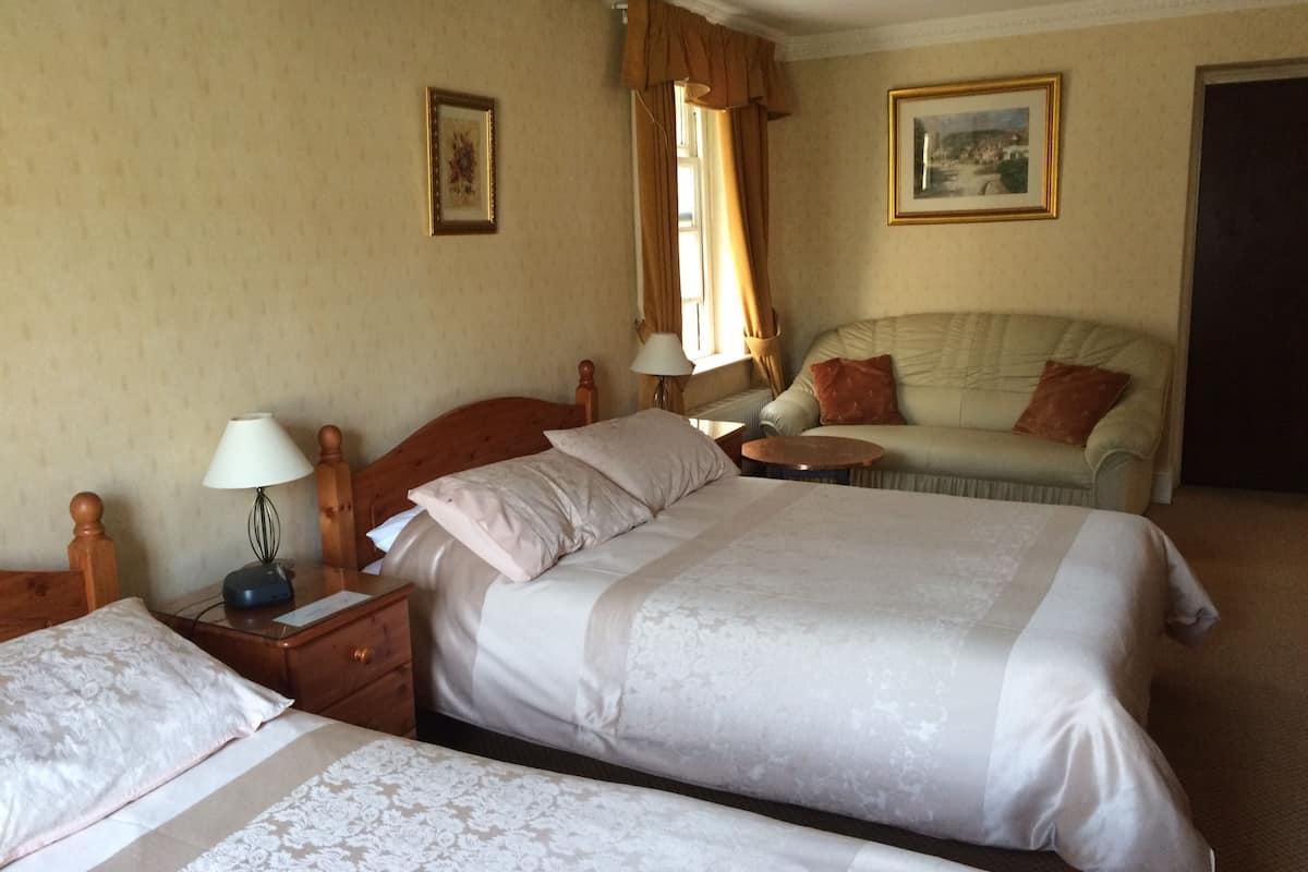 triple room | desk, iron/ironing board, free cots/infant beds, free wifi