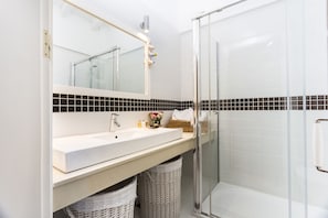 Chambre Double Deluxe, 1 lit double, côté jardin | Salle de bain | Articles de toilette gratuits, sèche-cheveux, chaussons