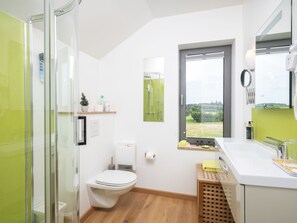 Panorama Twin kamer, balkon | Badkamer | Een douche, een regendouche, gratis toiletartikelen, een haardroger