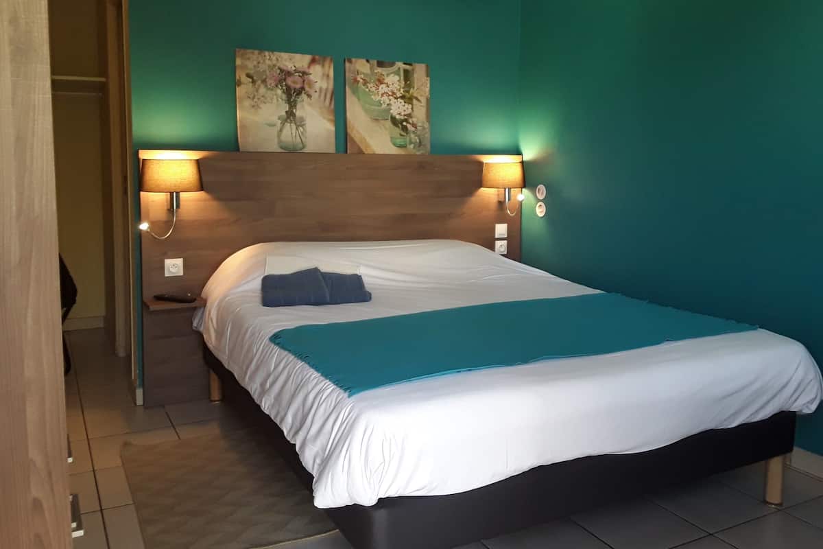 Standard Double Room | Bar mini, meja, Wi-fi percuma
