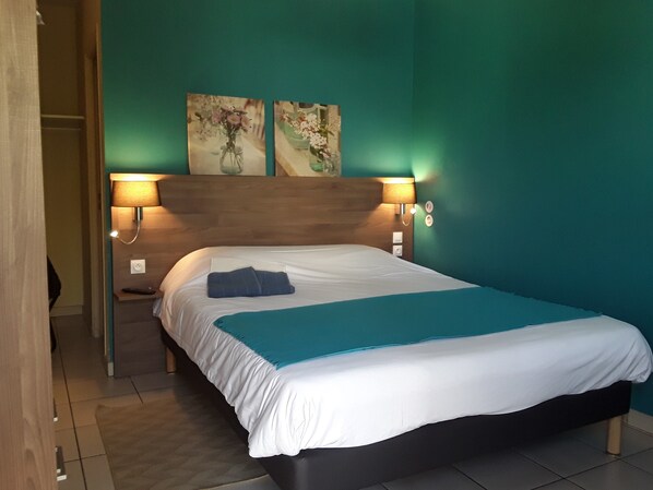 Chambre Standard double | Minibar, bureau, accès au Wi-Fi (inclus)