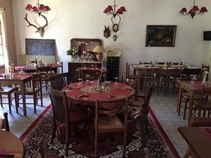 Déjeuner, dîner et souper servis sur place; cuisine française 