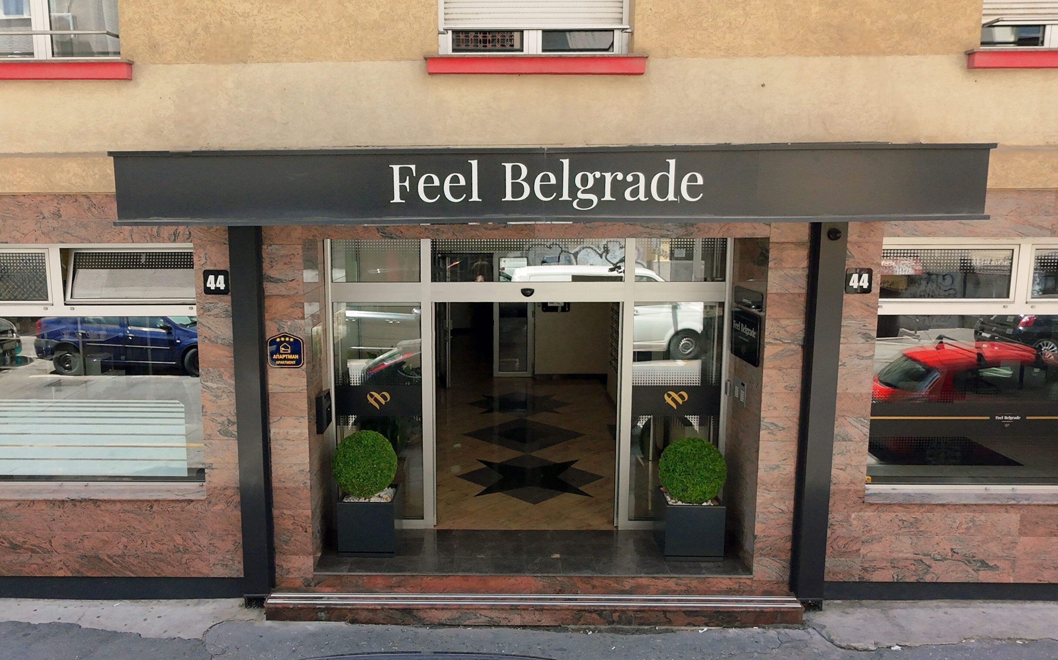Der Eingang eines Gebäudes mit einem Schild, auf dem 'Feel Belgrade' steht.