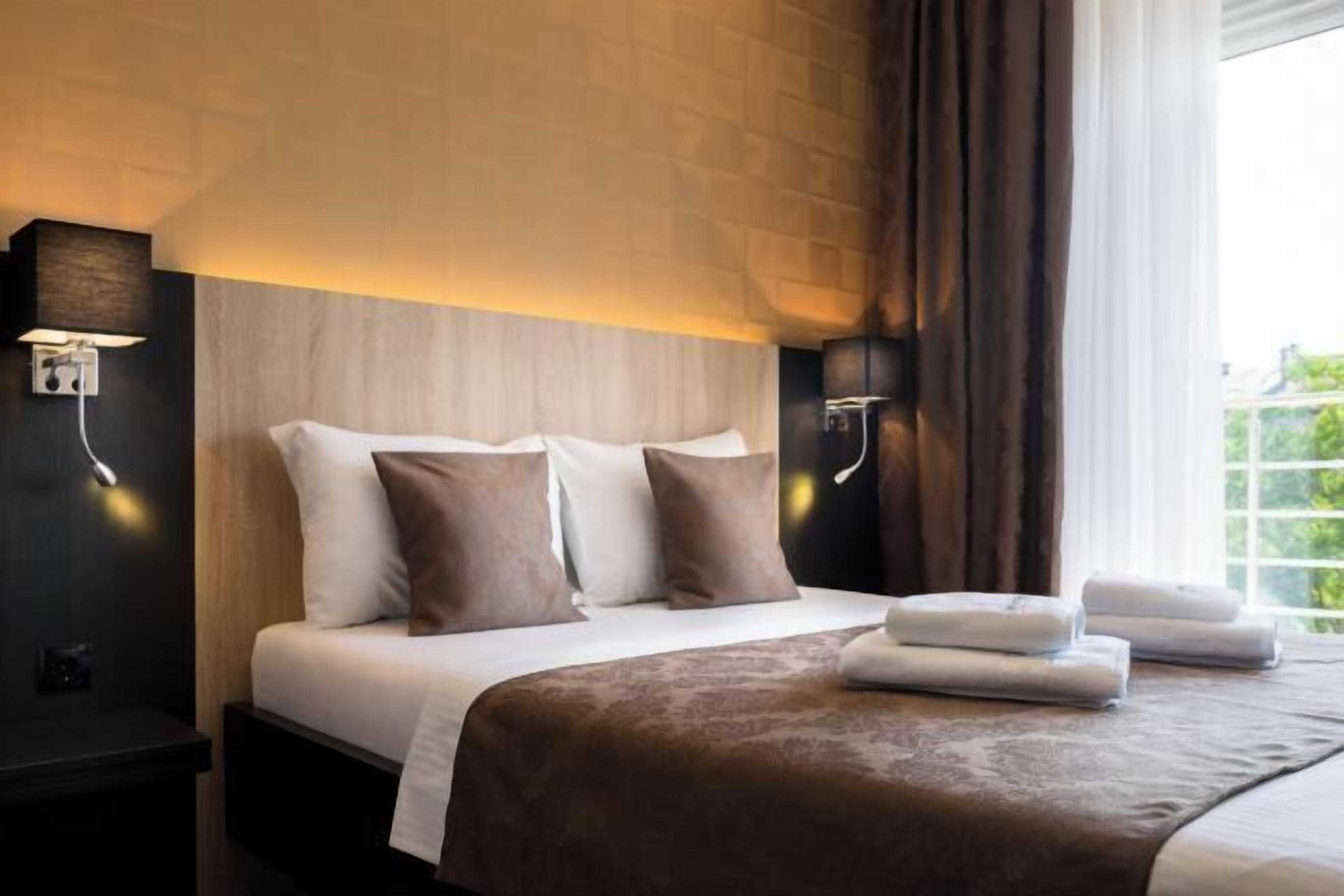 Escritorio, sistema de insonorización y tabla de planchar con plancha 