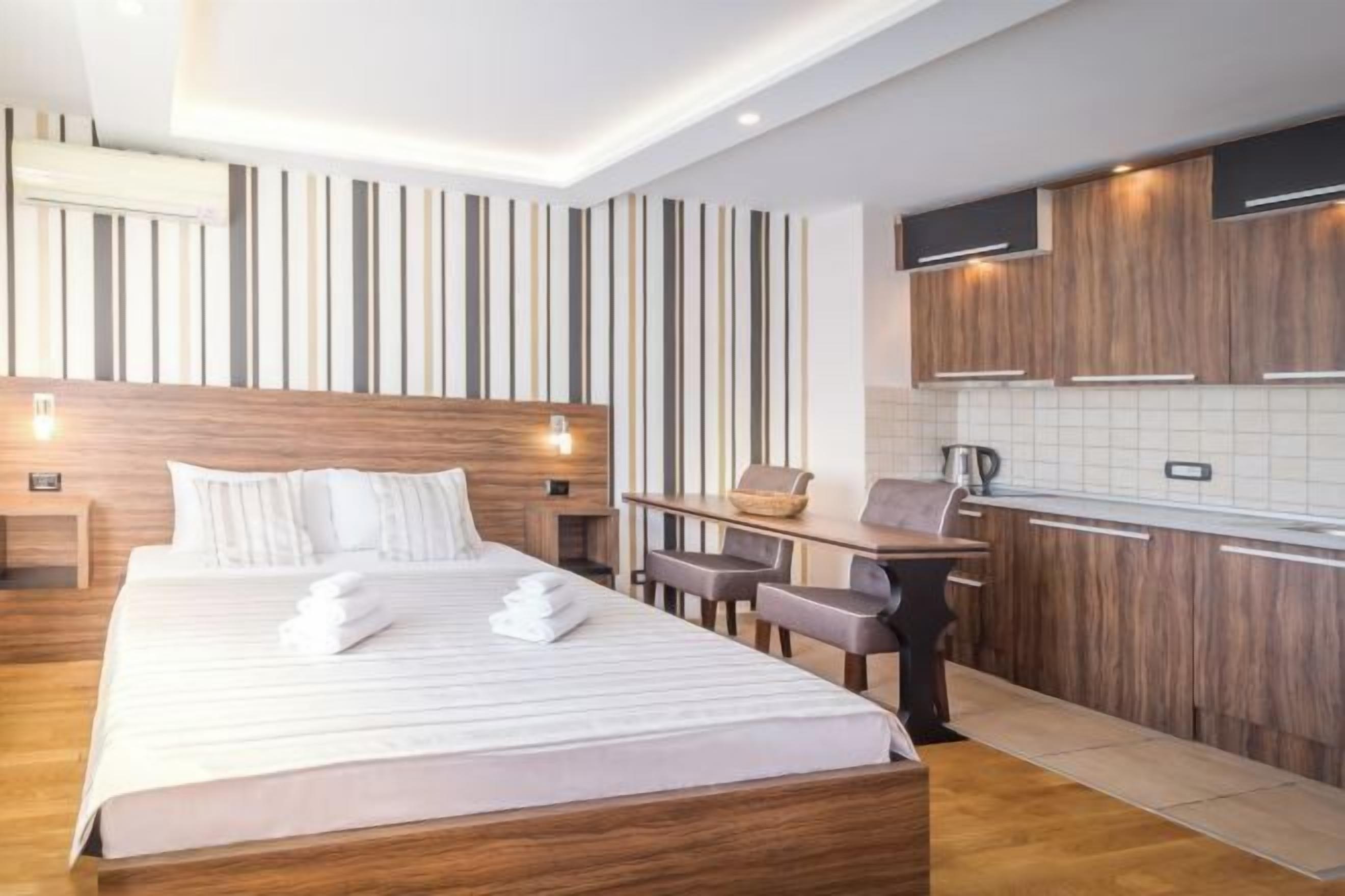 Escritorio, sistema de insonorización y tabla de planchar con plancha 